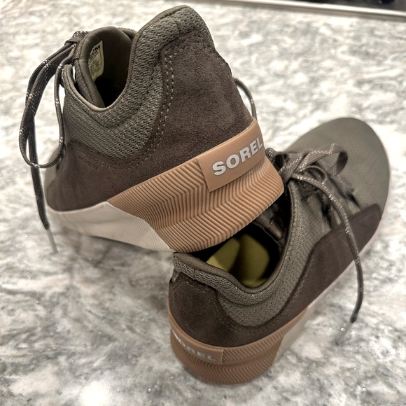 Sorel Water Proof Sneaker. Size 8. - Picture 5 of 7